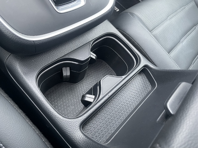 Test Honda CR-V e:HEV Hybrid AWD Test: Doppelter Becherhalter kleines Ablagefach zwischen den Vordersitzen