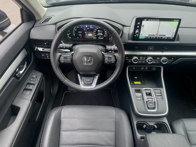 Test Honda CR-V e:HEV Hybrid AWD Test: cockpit, Lenkrad, Instrumente, Bildschirm und Ablagen