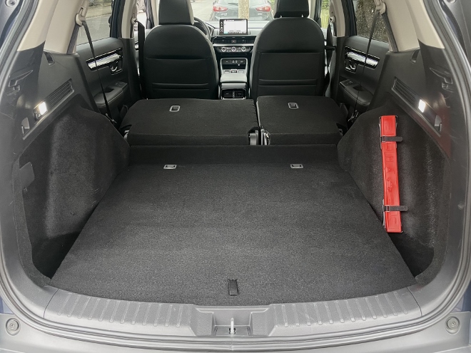 Test Honda CR-V e:HEV Hybrid AWD Test: Kofferraum mit heruntergeklappten Rücksitz lehnen. Länge, Breite und Ladekante.