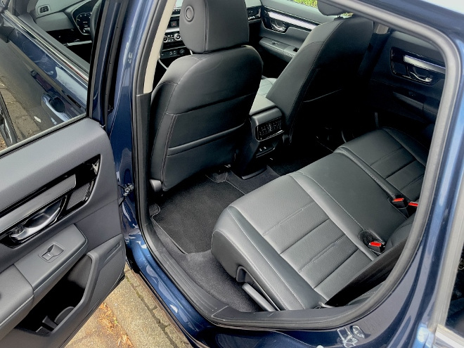 Test Honda CR-V e:HEV Hybrid AWD Test: hinten sitzen auf der verschiebbaren Sitzbank mit verstellbarer Rückenlehne, Beinfreiheit