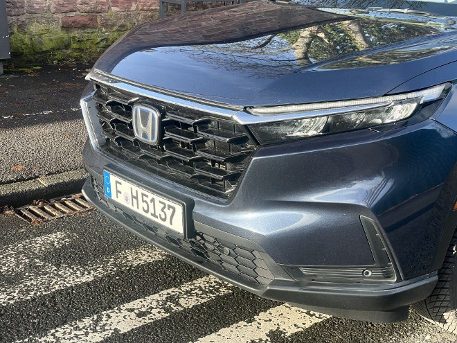 Test Honda CR-V e:HEV Hybrid AWD Test: Scheinwerfer und Grill, parksensoren vorne