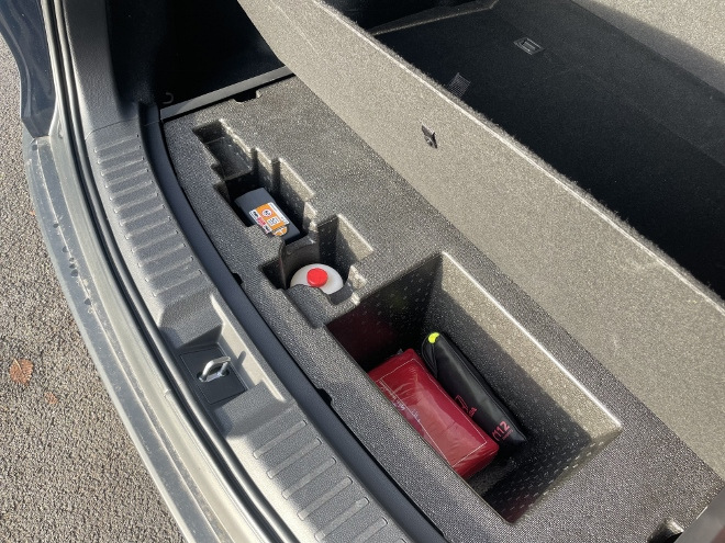 Test Honda CR-V e:HEV Hybrid AWD Test: Fach im Kofferraum, ganz vorne hinter im Kofferraumboden unter der Klappe