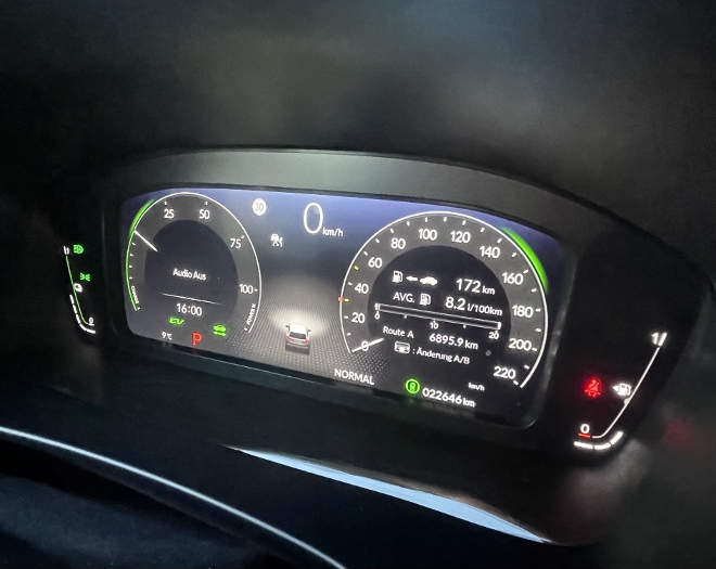 Test Honda CR-V e:HEV Hybrid AWD Test: digitale Instrumente, links, die poweranzeige, rechts der Tacho und die anzeigen von Reichweite und Verbrauch