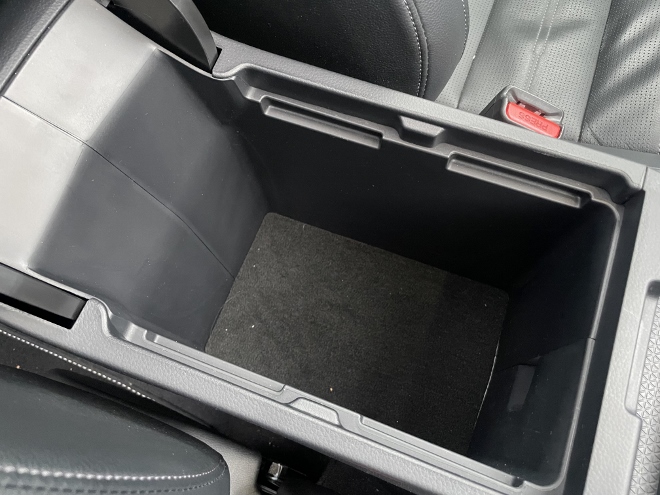 Test Honda CR-V e:HEV Hybrid AWD Test: tiefes Fach zum ablegen zwischen den Vordersitzen
