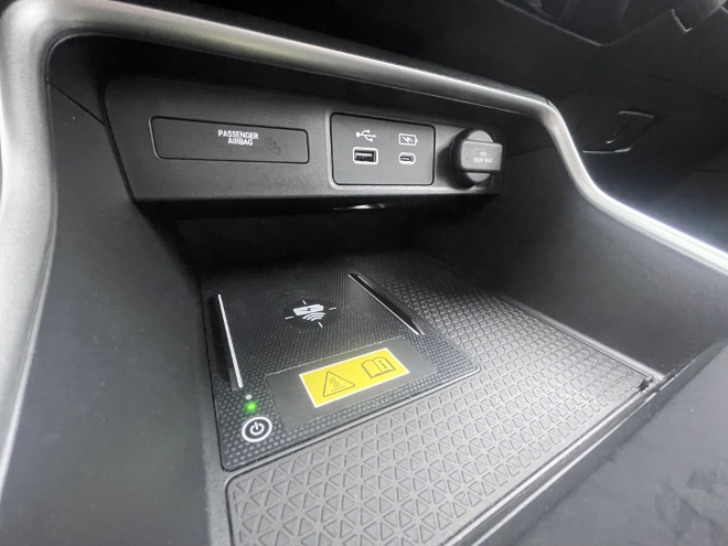 Test Honda CR-V e:HEV Hybrid AWD Test: induktive Ladestation für das Smartphone, eine Ablage, eine 12 V Steckdose, und jeweils ein USB C und USB A Anschluss zwischen den Vordersitzen auf der Mittelkonsole