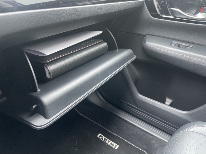 Test Honda CR-V e:HEV Hybrid AWD Test: das akzeptabel dimensionierte Handschuhfach und die Ablage in der Tür