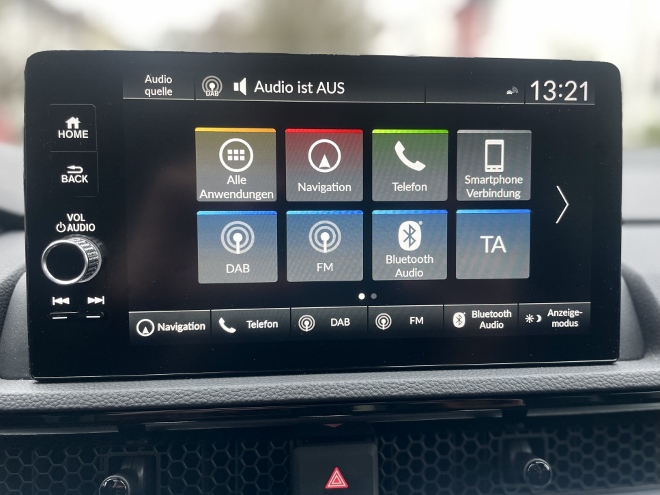 Test Honda CR-V e:HEV Hybrid AWD Test: Menü des Infotainment und der Fahrzeug Einstellung auf dem zentralen Touchscreen Bildschirm