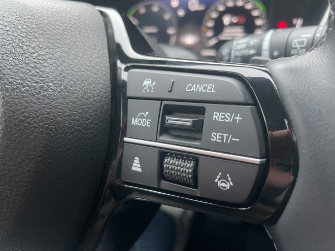 Test Honda CR-V e:HEV Hybrid AWD Test: Tasten für den Tempomat und den Spurhalteassistenten auf dem Lenkrad.