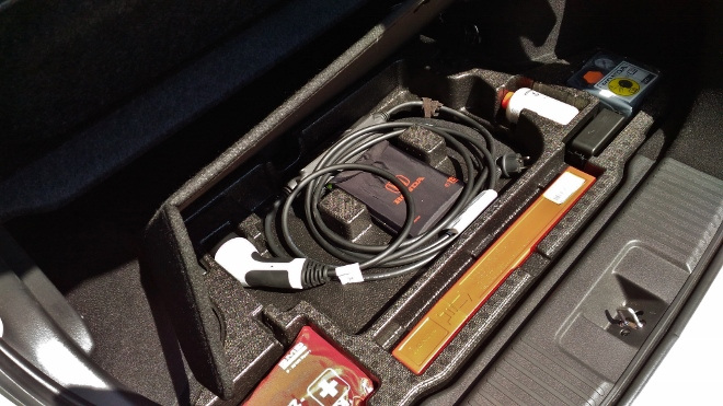 Ladekabel unter dem Kofferraumboden im Honda e im Test