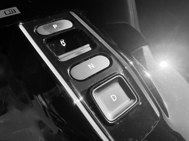 Honda e:Ny1, elektrischer Honda SUV, die vier Tasten der Automatik auf der Mittelkonsole