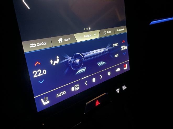 Honda e:Ny1, elektrischer Honda SUV, Einstellung das Klima auf dem Bildschirm in der Mitte