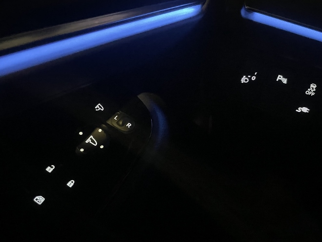 Honda e:Ny1, elektrischer Honda SUV, Tasten in der Türverkleidung links vom Lenkrad nachts
