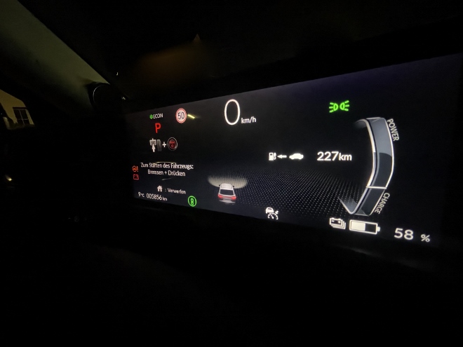 Honda e:Ny1, elektrischer Honda SUV, digitale Instrumente nachts, Anzeige der Reichweite in den Instrumenten