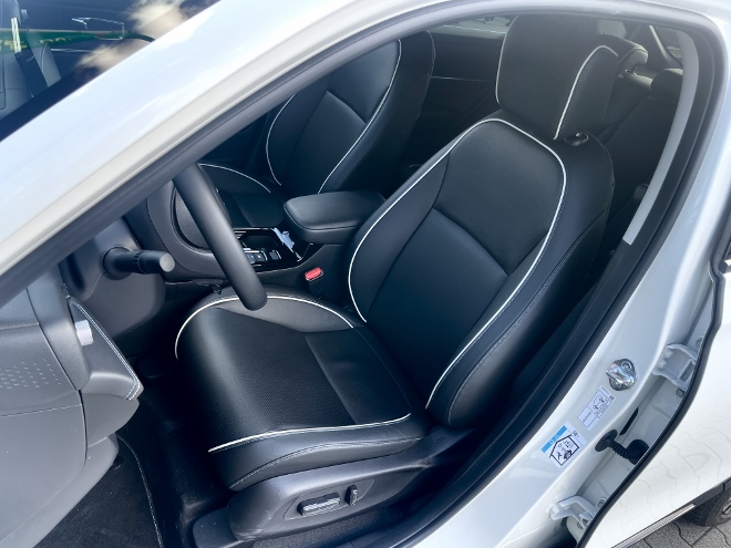 Honda e:Ny1, elektrischer Honda SUV, vorne sitzen auf den Vordersitzen, bezogen mit schwarzem Kunstleder