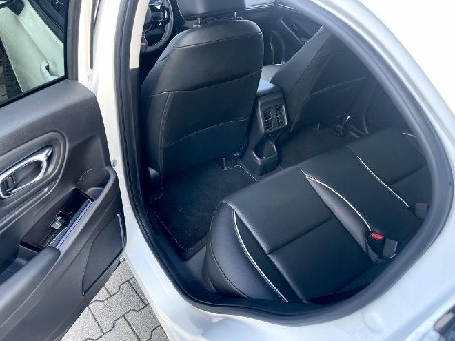 Honda e:Ny1, elektrischer Honda SUV, hinten sitzen auf der mit schwarzem Kunstleder bezogen Sitzbank, Beinfreiheit, Schulterfreiheit