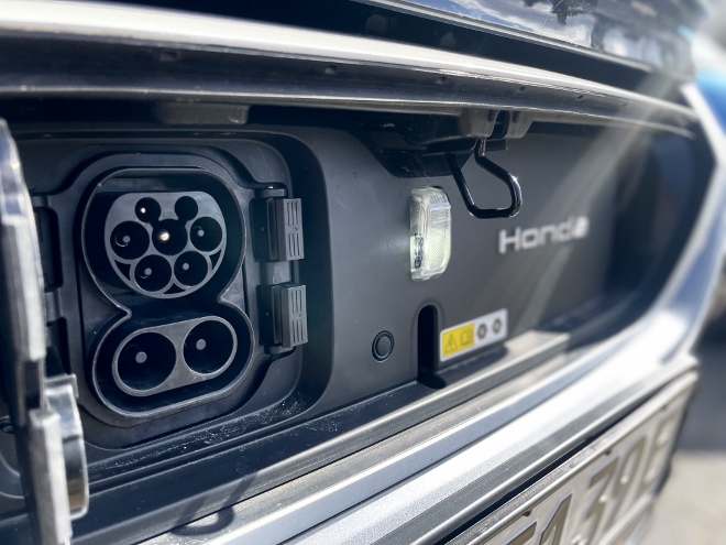 Honda e:Ny1, elektrischer Honda SUV, der Lade Anschluss und die Ladeklappe sitzen vorne