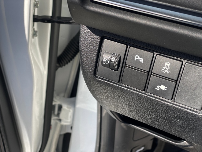 Honda e:Ny1, elektrischer Honda SUV, Taste für das Öffnen der Lade Klappe links unterhalb des Lenkrad