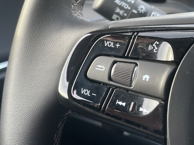 Honda e:Ny1, elektrischer Honda SUV, Tasten am Lenkrad für das Radio und die Sprachsteuerung