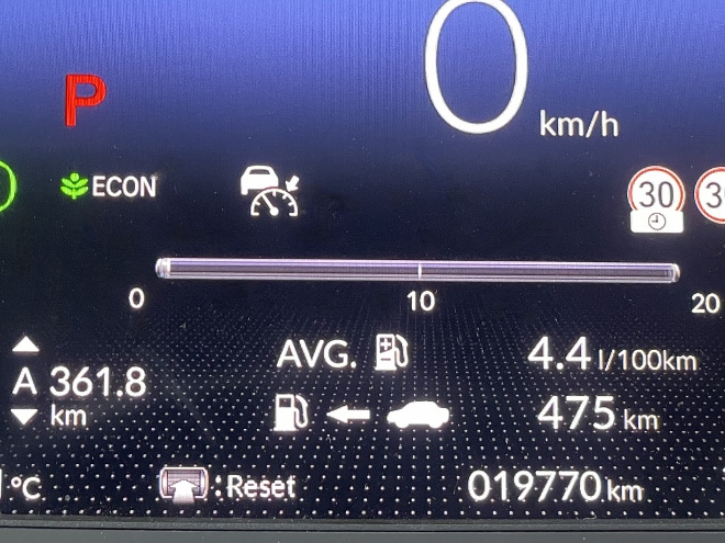 Honda Jazz e:HEV Facelift Test, Anzeige des Verbrauchs von der Reichweite in den Instrumenten im Cockpit