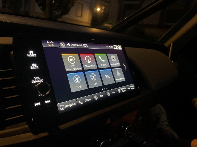 Honda Jazz e:HEV Facelift Test, Touchscreen Menü nachts