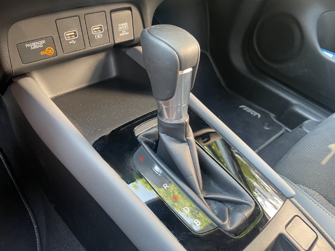 Honda Jazz e:HEV Facelift Test, schalthebel, der Automatik und Ablage auf der Mittelkonsole