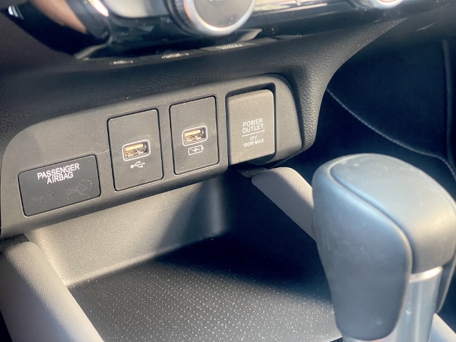 Honda Jazz e:HEV Facelift Test, USB Anschlüsse von 12 V Steckdose vorne vor dem Schalthebel
