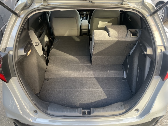 Honda Jazz e:HEV Facelift Test, Kofferraum Sitzbank zur Hälfte herunter geklappt