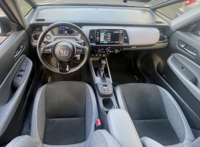 Honda Jazz e:HEV Facelift Cockpit und Armaturenbrett, luftig Platz, gute Übersicht