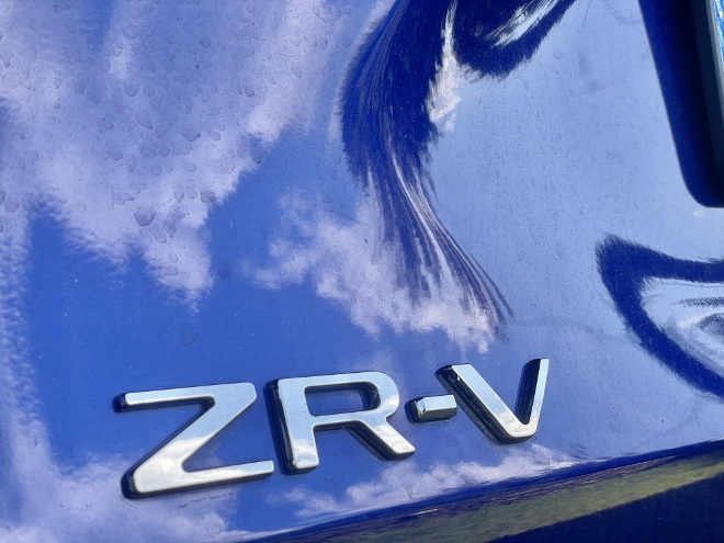 Honda ZRV eHEV Hybrid Typenschild "ZR-V" am Heck