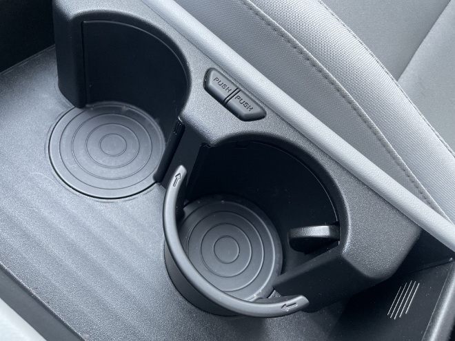 Hyundai Kona Hybrid 2024 geniale Ablage zwischen den Vordersitzen mit ausklappbaren Becherhaltern