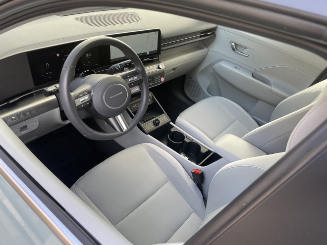 Hyundai Kona Hybrid 2024 cockpit, Lenkrad und Vordersitze