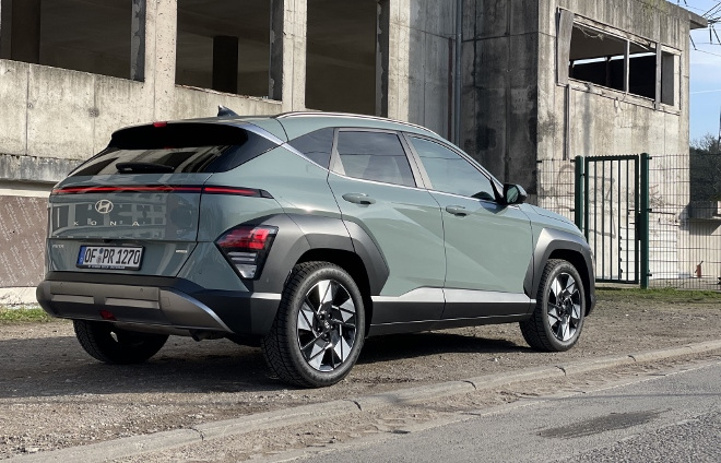 Hyundai Kona Hybrid 2024 von hinten und der Seite