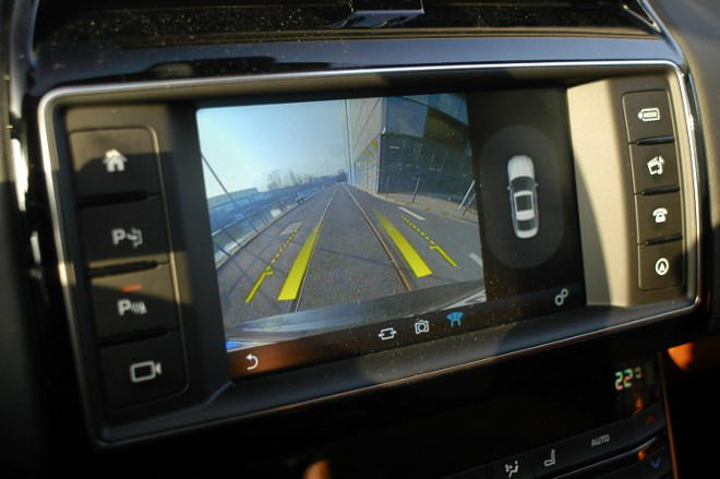 Jaguar XE Monitor mit Touchscreen