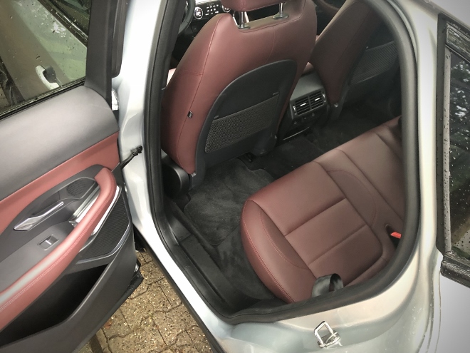 Jaguar E-Pace Plug-in-Hybrid P300e AWD Test (269 PS) hinten sitzen auf der Sitzbank im Fond