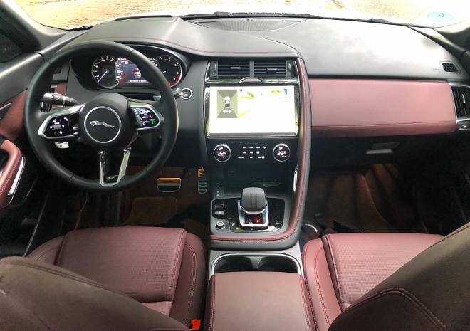 Jaguar E-Pace Plug-in-Hybrid P300e AWD Test (269 PS) cockpit, Lenkrad, Instrumente und Touchscreen im Armaturenbrett