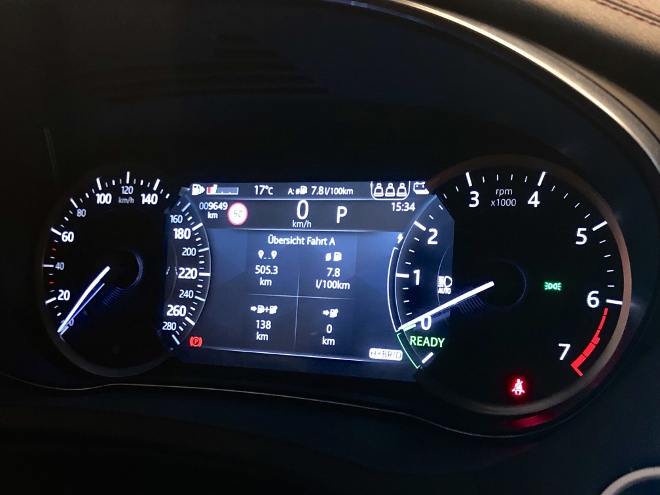 Jaguar E-Pace Plug-in-Hybrid P300e AWD Test (269 PS) Instrumente und Bordcomputer anzeigen, bei Dunkelheit