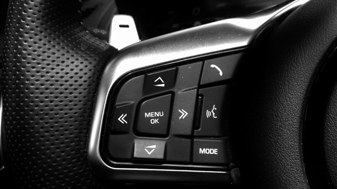 Tasten von Sprachsteuerung und Telefon am Lenkrad im Jaguar F-Type Cabrio Facelift