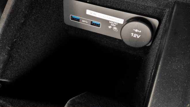 12V und USB im Jaguar F-Type Cabrio Facelift im Test