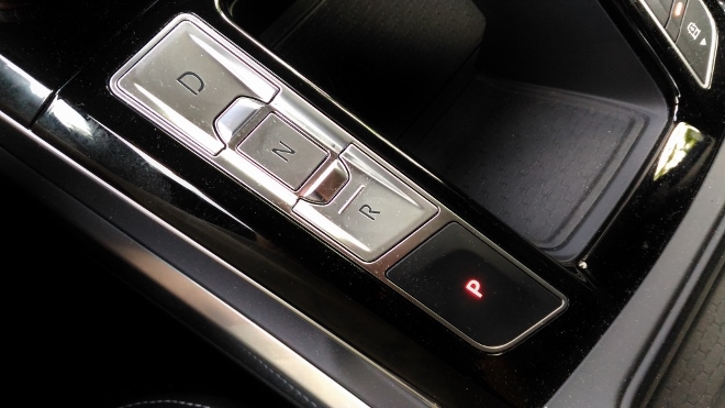 Tasten der Automatik auf der Mittelkonsole im Jaguar I-Pace Facelift