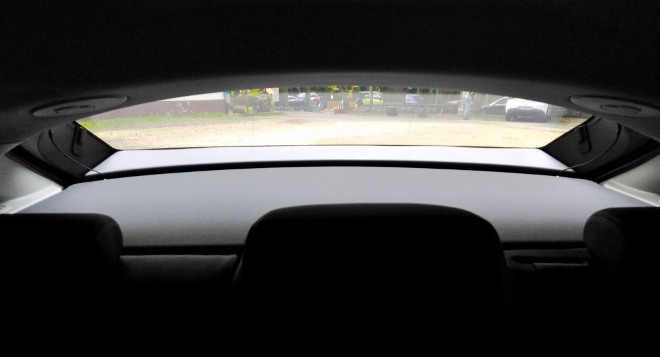 Blick aus dem schmalen Heckfenster des Jaguar I-Pace Facelift