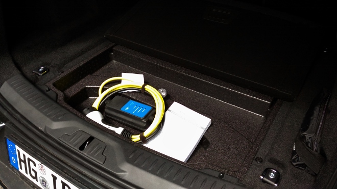 Fach für Ladekabel unter dem Kofferraumboden im Jaguar I-Pace Facelift