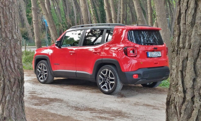Jeep Renegade e Hybrid in rot