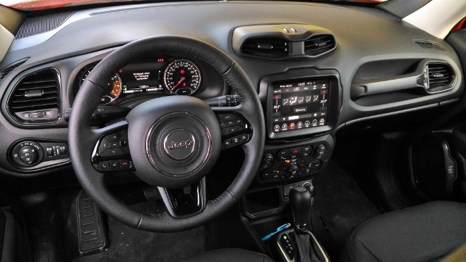 Jeep Renegade e Hybrid Cockpit und Lenkrad