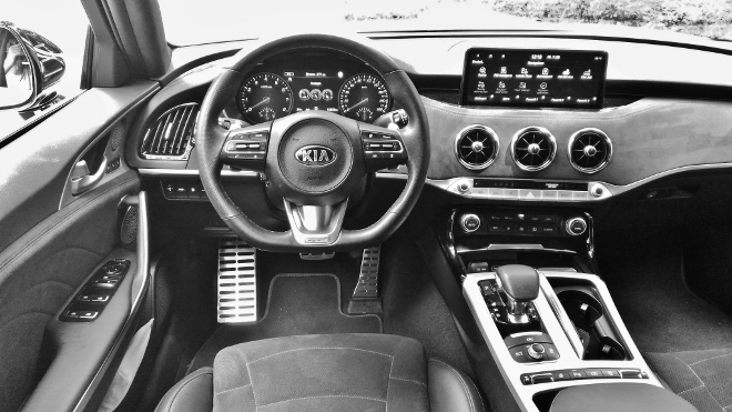 Cockpit, Armaturenbrett und Lenkrad im Kia Stinger GT Facelift