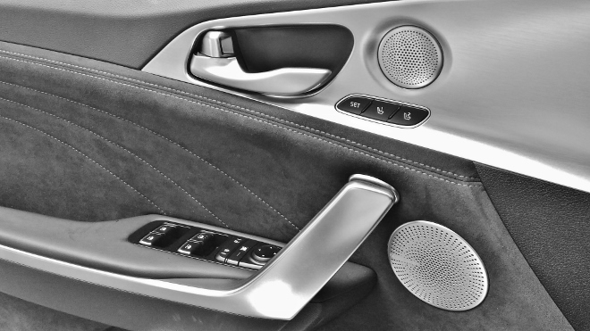 Türverkleidung und Lautsprecher in der Tür im Kia Stinger GT Facelift