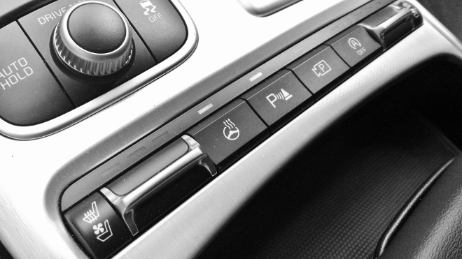 Schalter der Sitzheizung im Kia Stinger GT Facelift