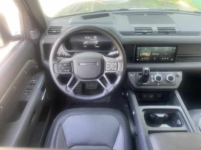 Land Rover Defender 110 P400e Plug-in-Hybrid cockpit, Lenkrad, Instrumente und Touchscreen Bildschirm