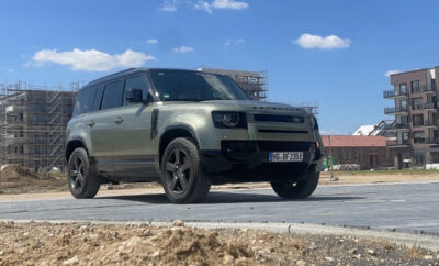 Land Rover Defender 110 P400e Plug-in-Hybrid Ansicht von der Seite und von vorne