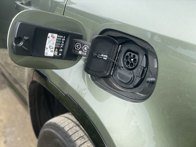 Land Rover Defender 110 P400e Plug-in-Hybrid Ladeanschluss und Stecker hinten links, auch zum schnell laden mit Gleichstromstrom (DC)