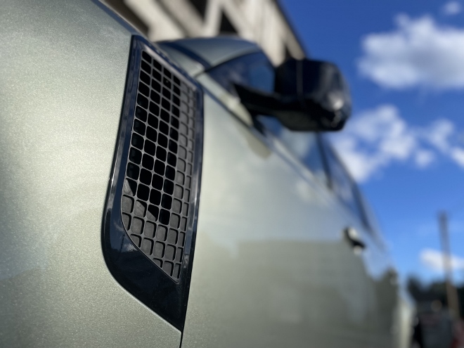 Land Rover Defender Langversion 130 D300 AWD seitliche Lüftungsgitter des Motor an der Flanke des Defender